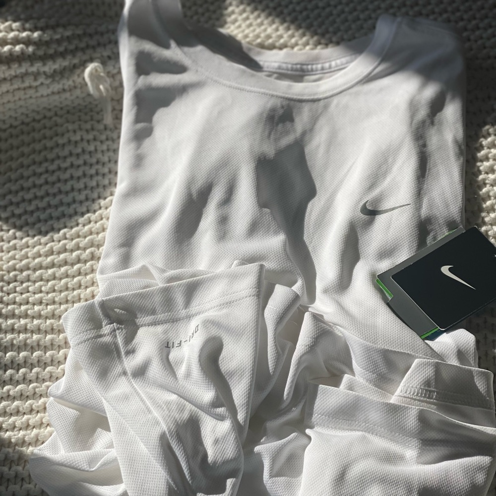 NWT Nike Dri-FIT Short Sleeve shirt. XXL 🔥